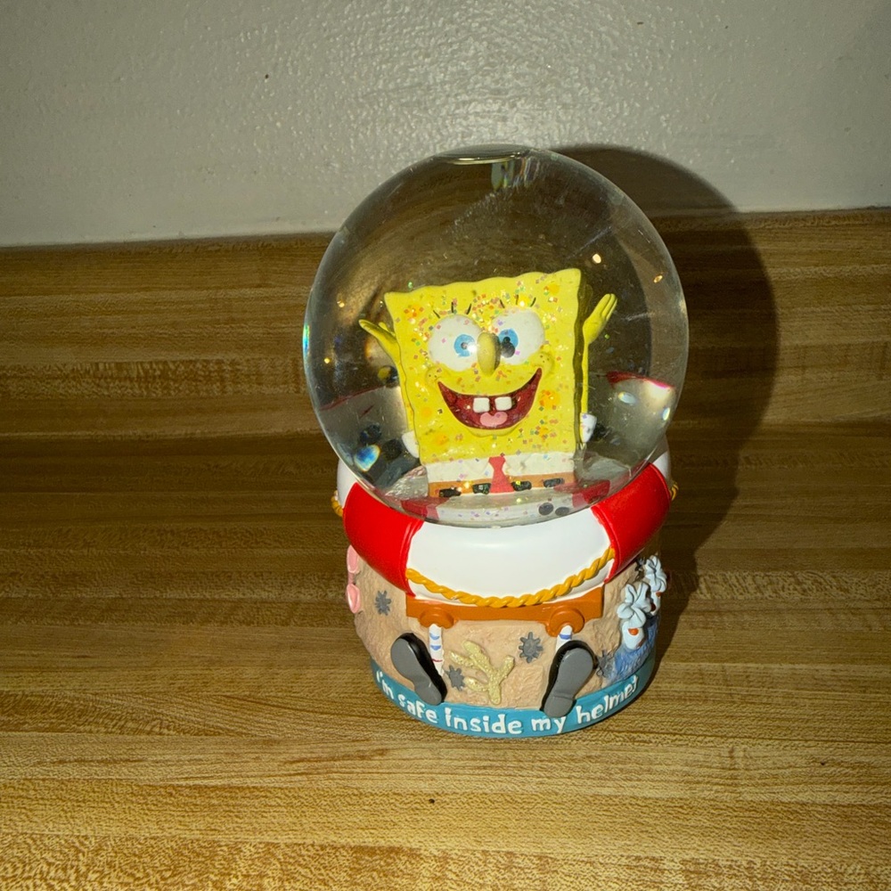 2004 SpongeBob SquarePants Yellow SpongeBob Snow Globe collectible
